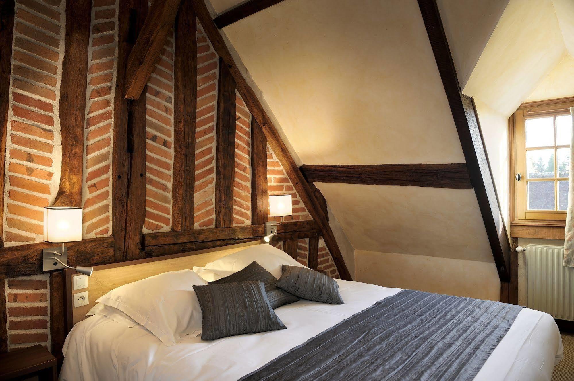 Logis Auberge À La Tête De Lard La Ferté-Imbault Esterno foto